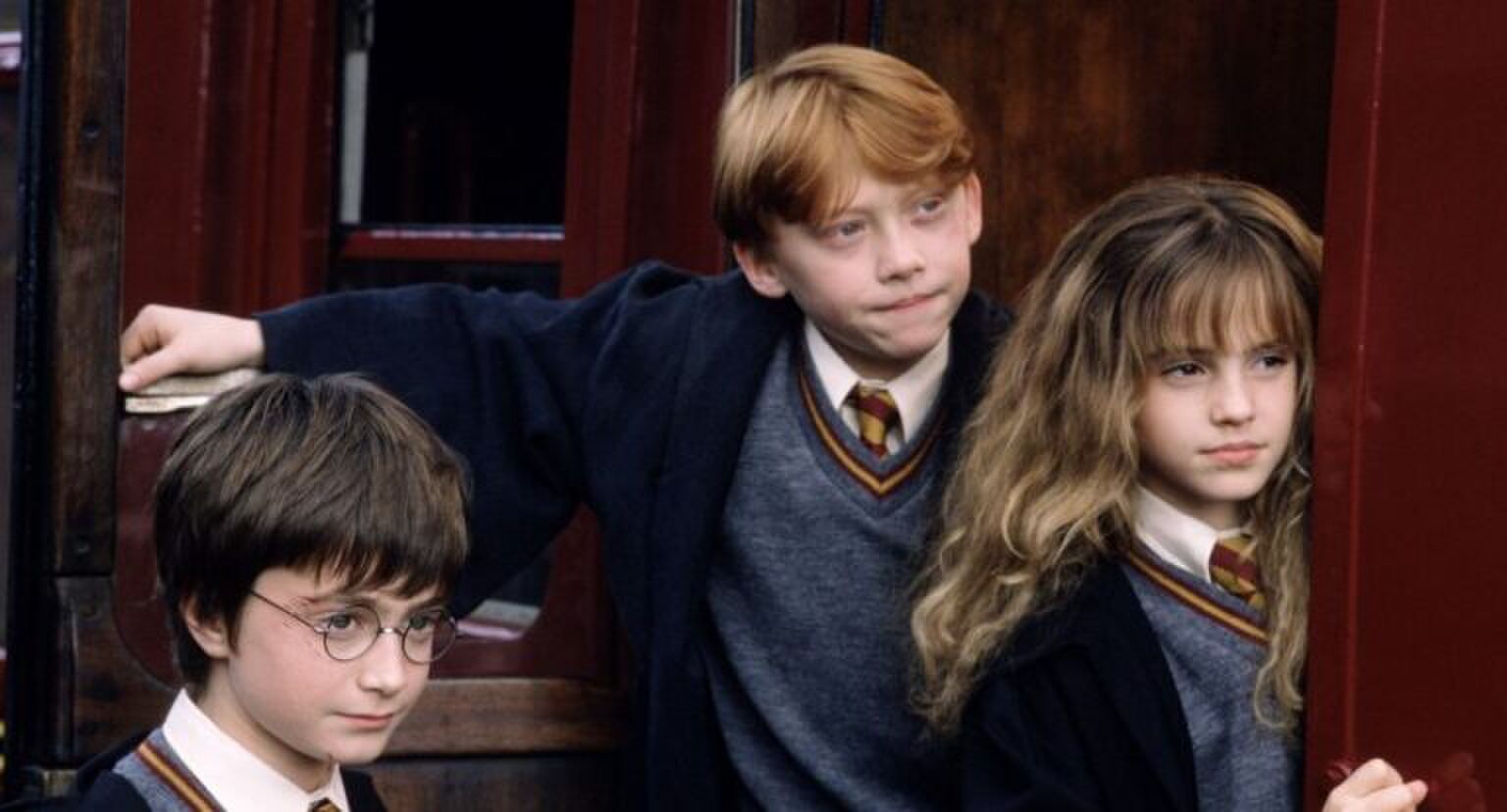 Hermione, Harry en Ron uit Harry Potter staan te wachten bij het perron.