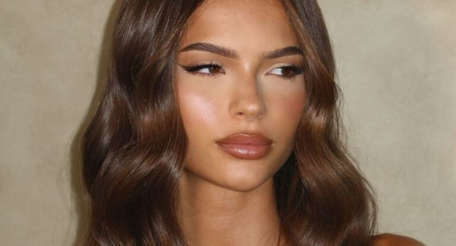 Vrouw met een full-glam make-up look.