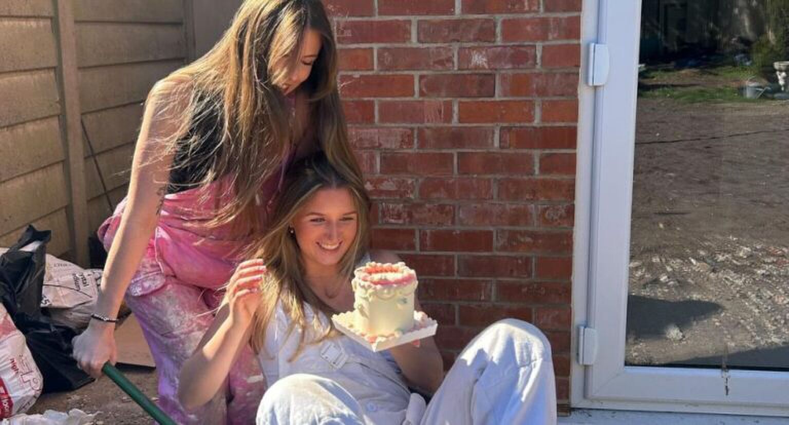 De twee zussen die de flat hebben gekocht.