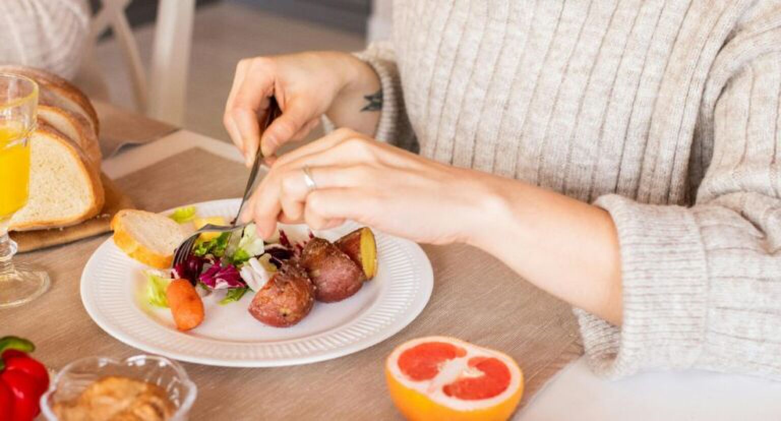 Een bord vol gezond eten.
