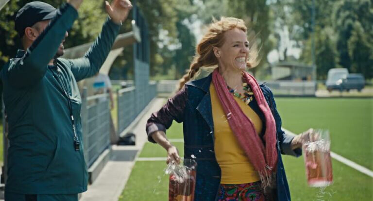 Sc&egrave;ne uit Voetbalouders waar Ilse Warringa aan het springen is.