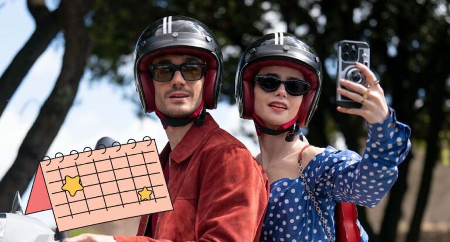 Emily zit samen met haar nieuwe vriend op de scooter.