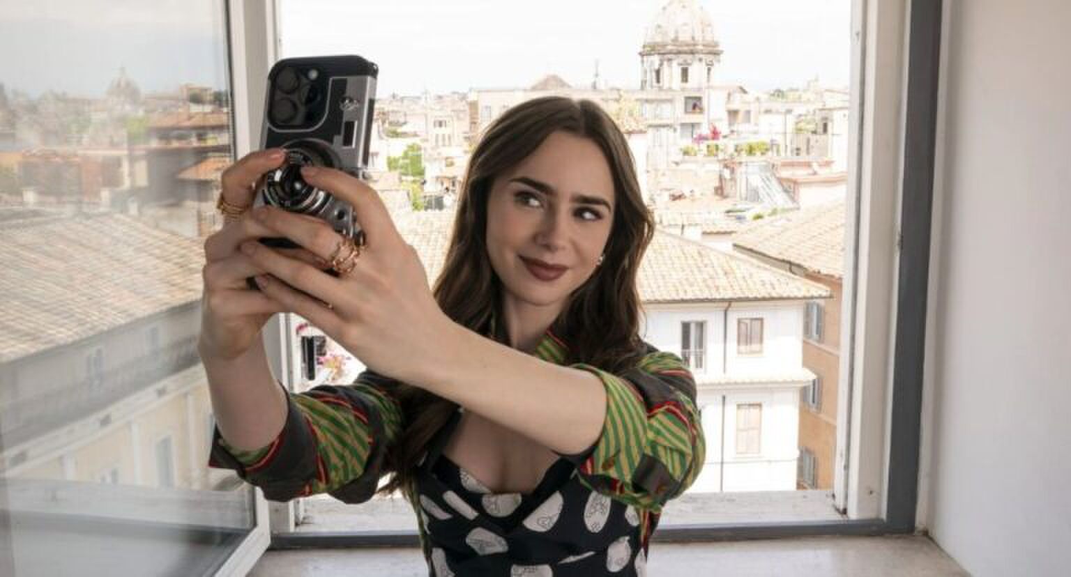 Emily maakt een selfie in Parijs.