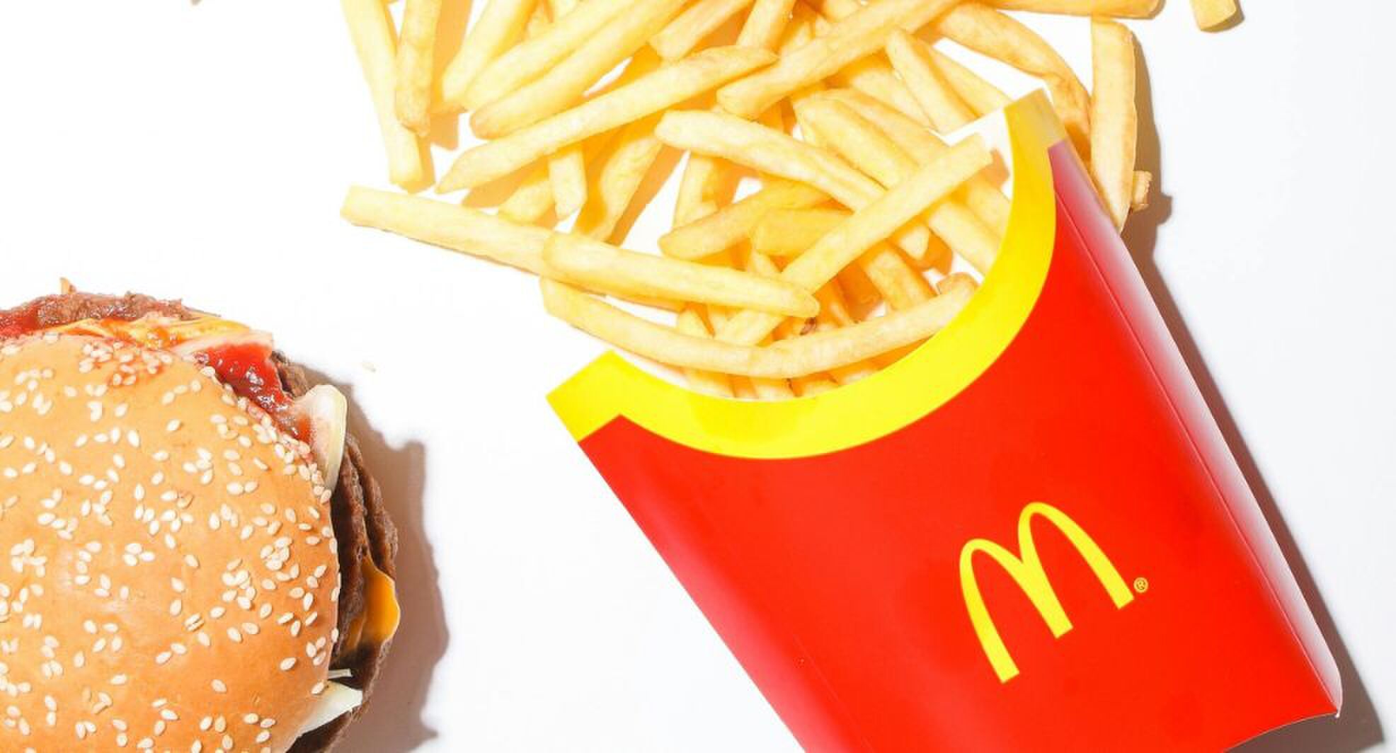 Een foto van een portie friet en een Big Mac.