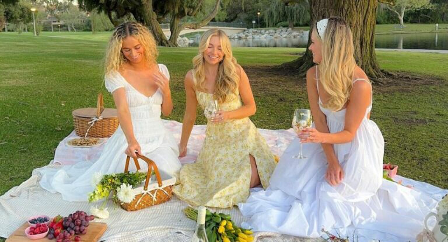 3 meiden die aan het picknicken zijn.