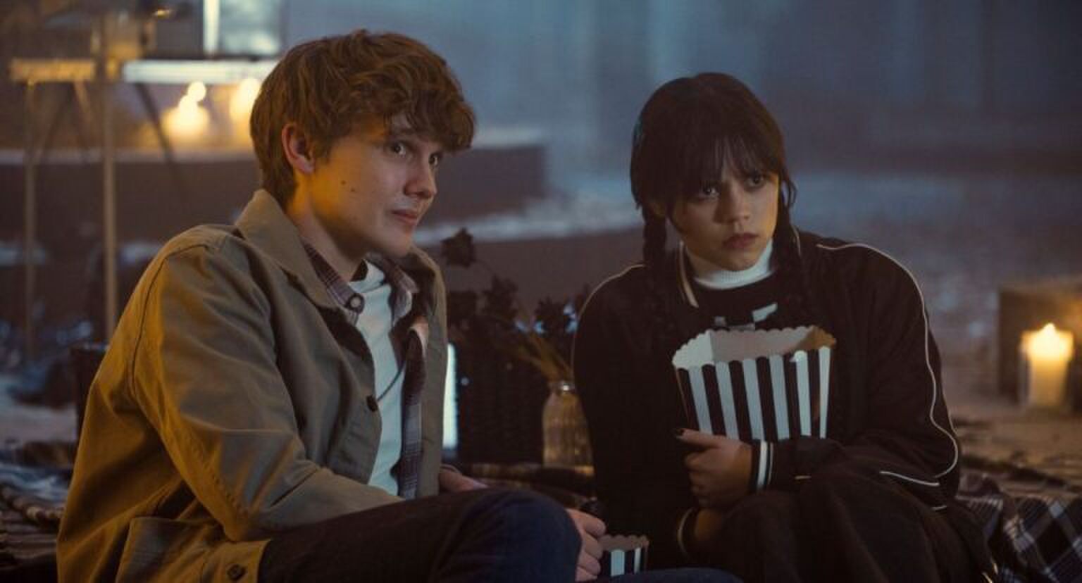 Wednesday en Tyler kijken samen naar een film.