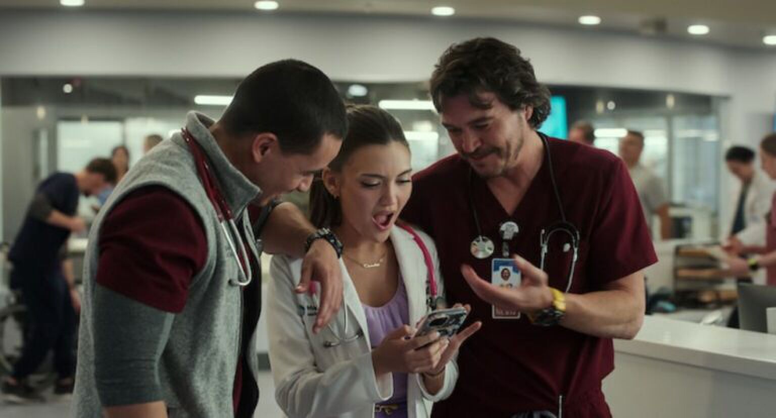 Een jonge vrouw ziet een bericht binnenkomen op haar telefoon.