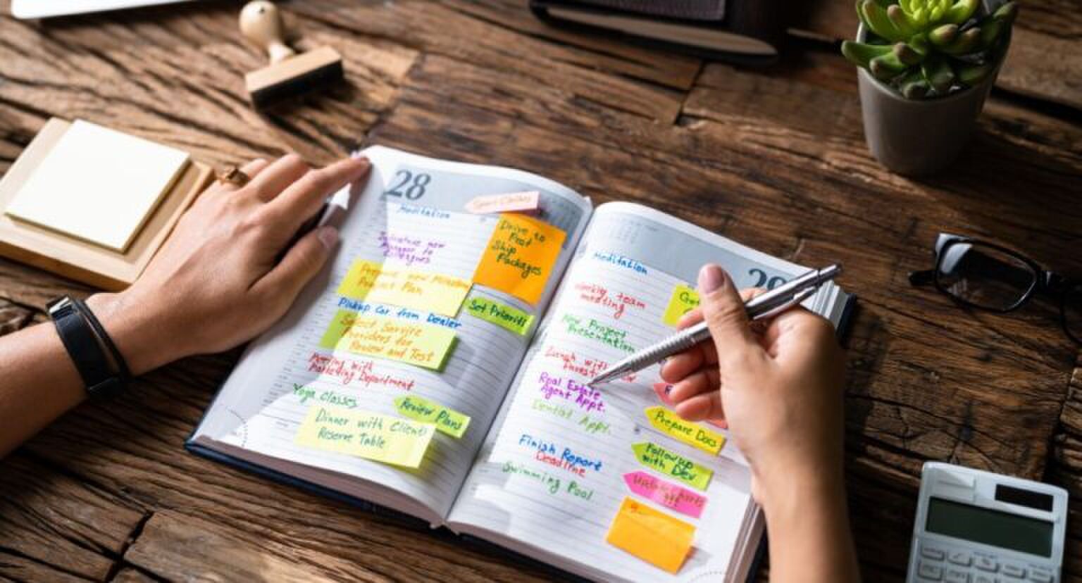 Een agenda waarin een drukke planning staat genoteerd.