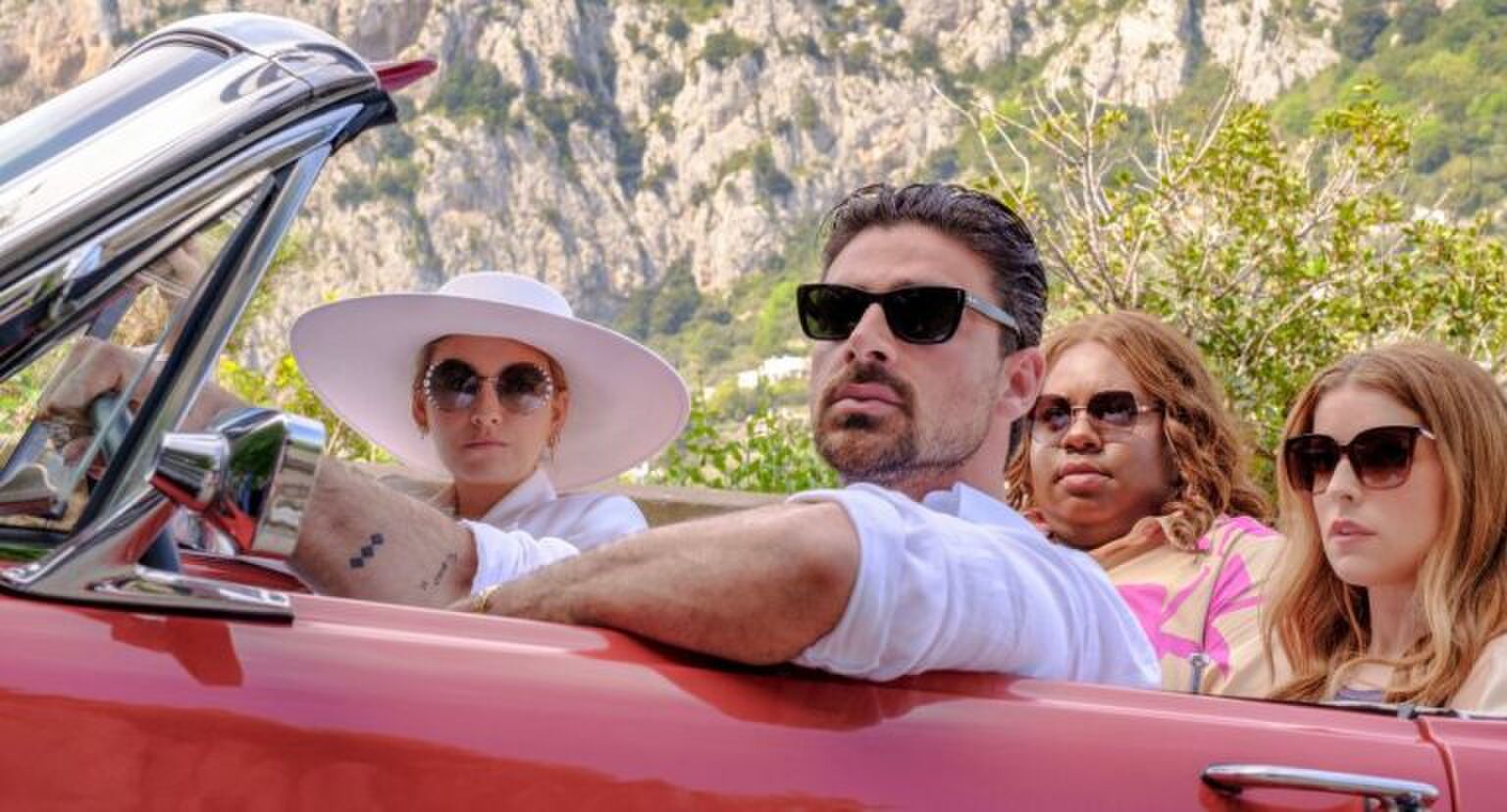 Emily zit in de auto met Dante, Stephanie en haar assistent.