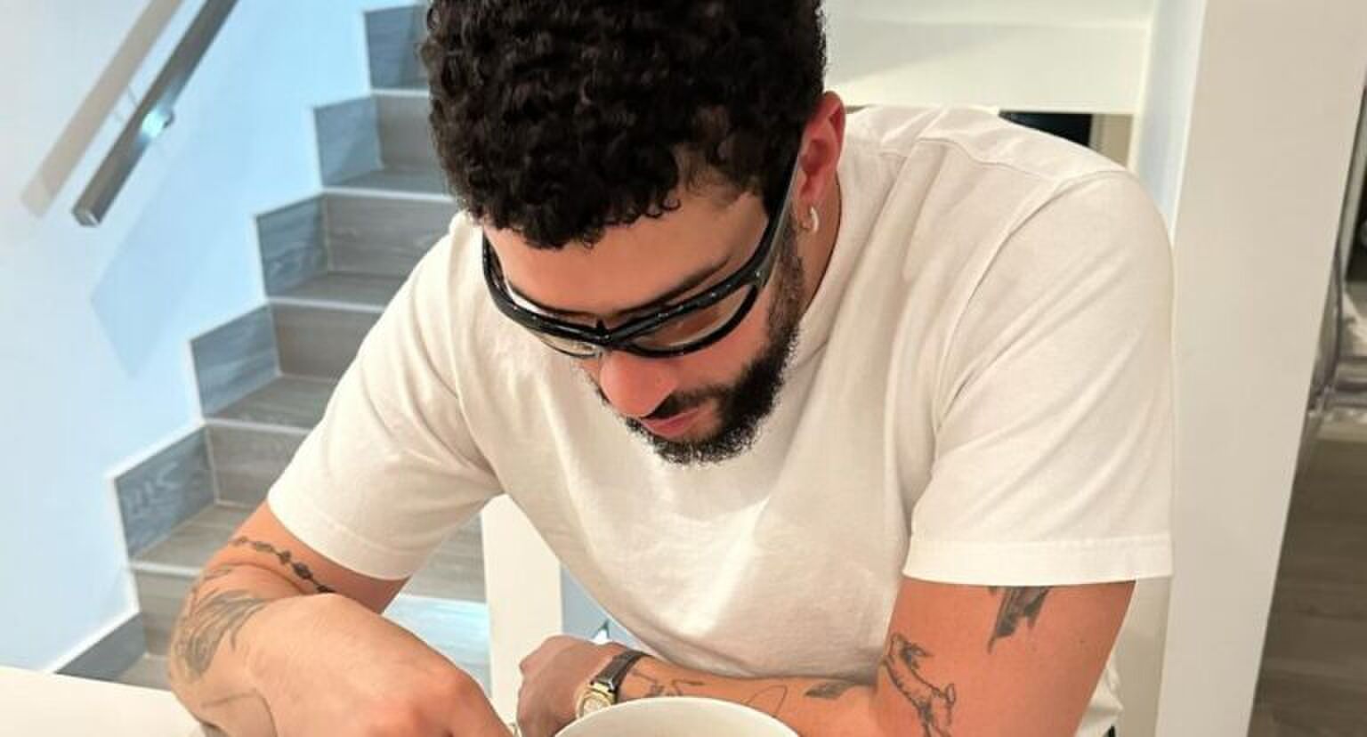 Bad Bunny eet cereal in zijn huis.