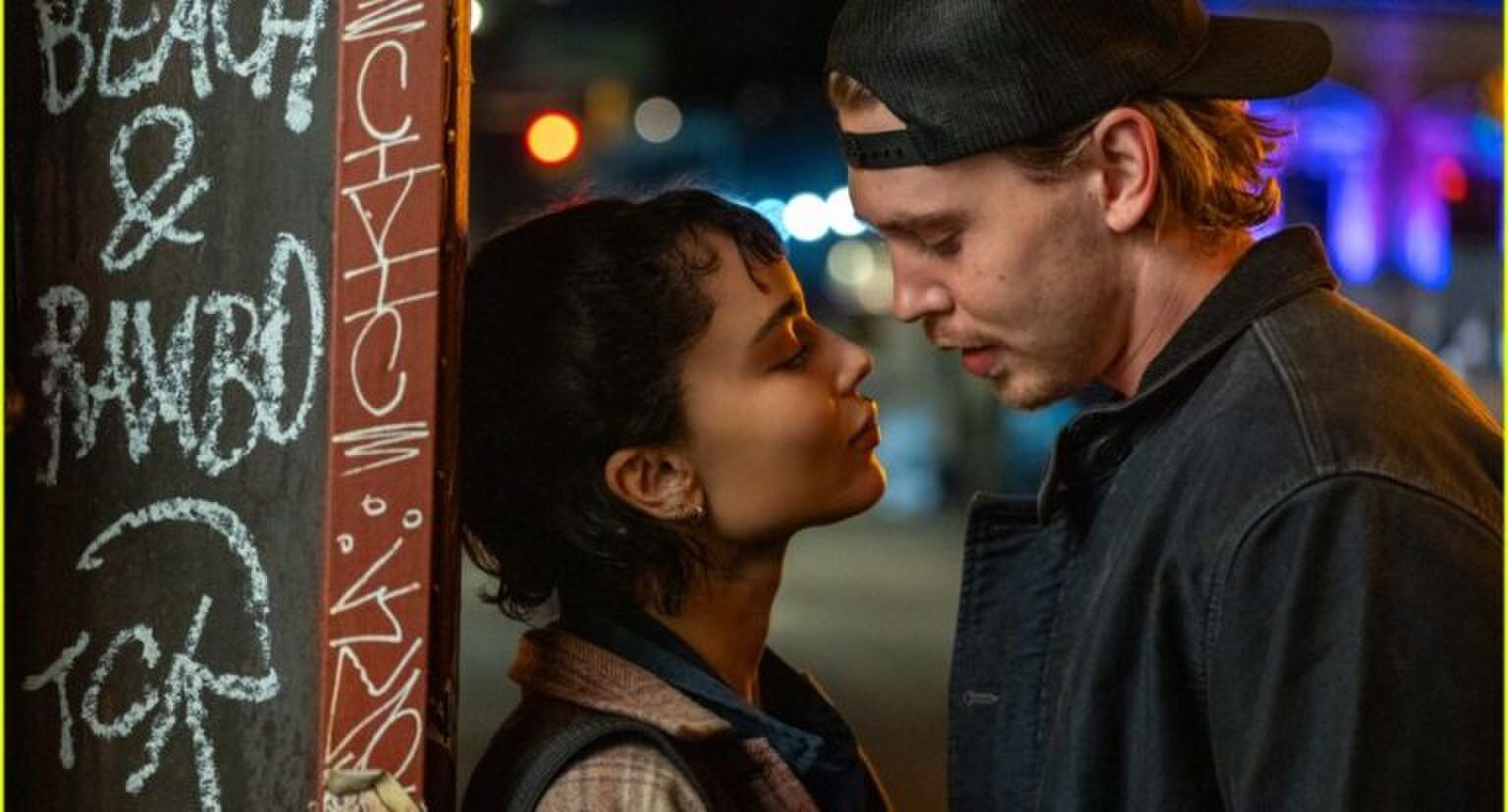 Zo&euml; Kravitz en Austin Butler in Caught Stealing.