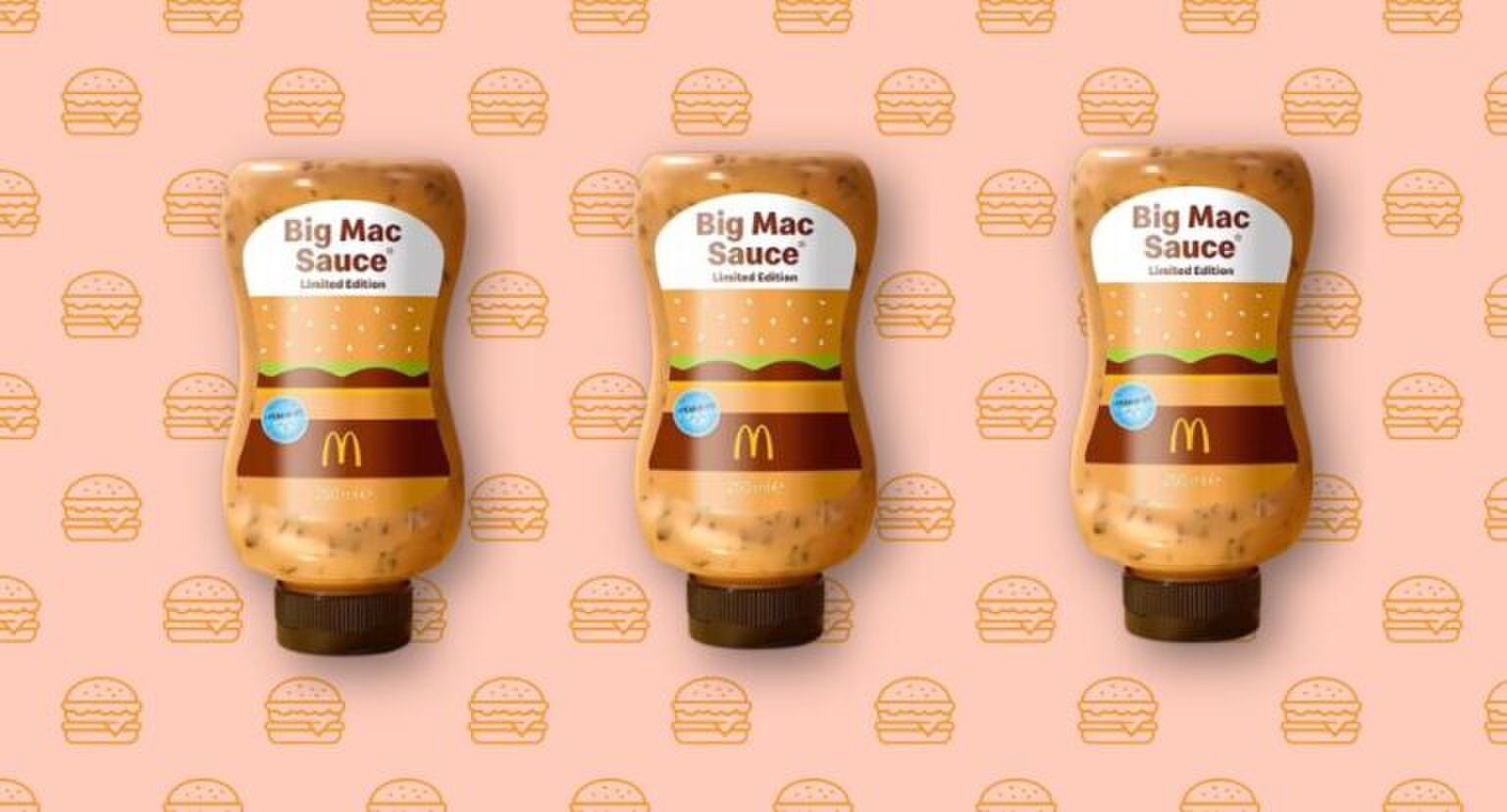 3 Big Mac saus flessen op een rijte op een roze achtergrond.
