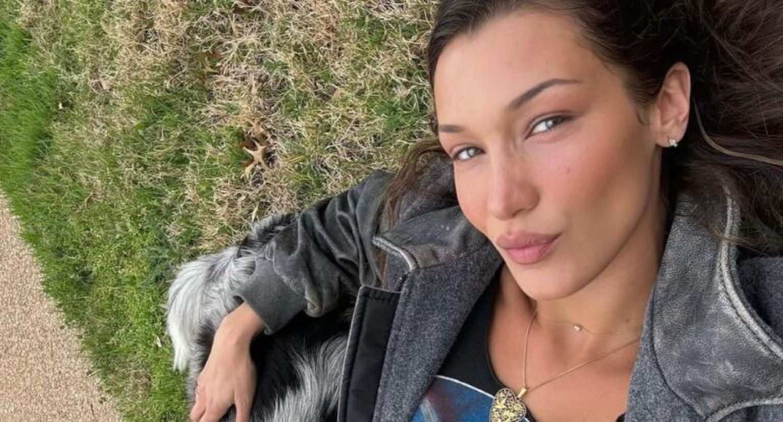 Bella Hadid met haar hond.