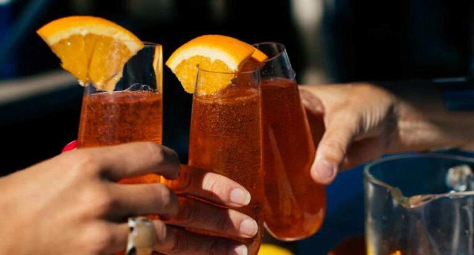 Die mensen die proosten.