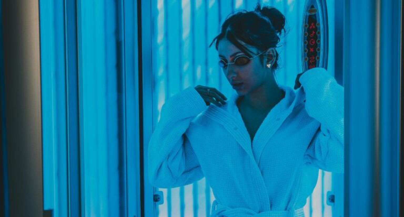 Een vrouw in de zonnebank.