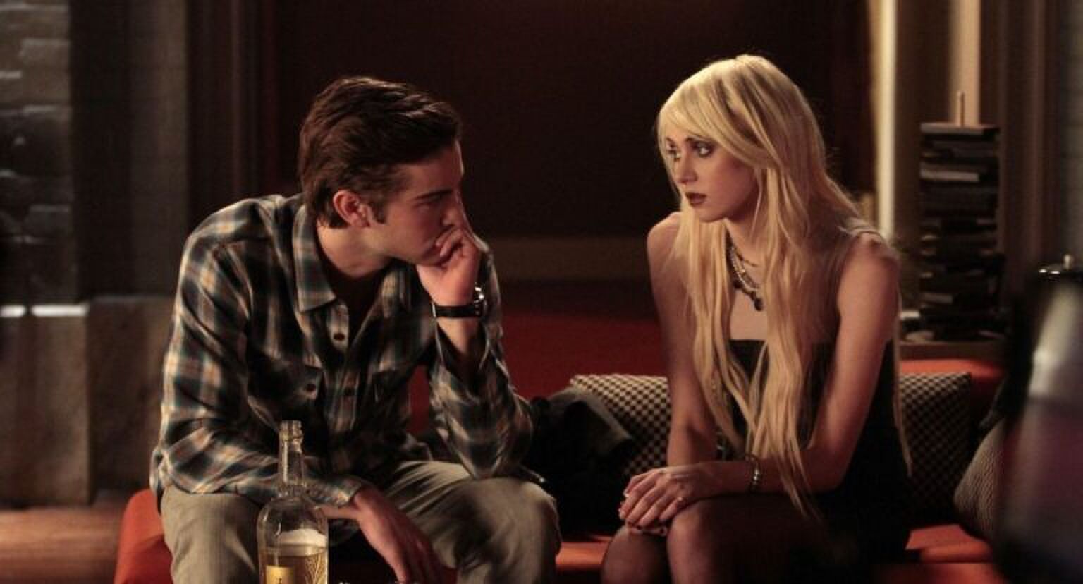 Jongen en meisje praten diepgaand met elkaar.