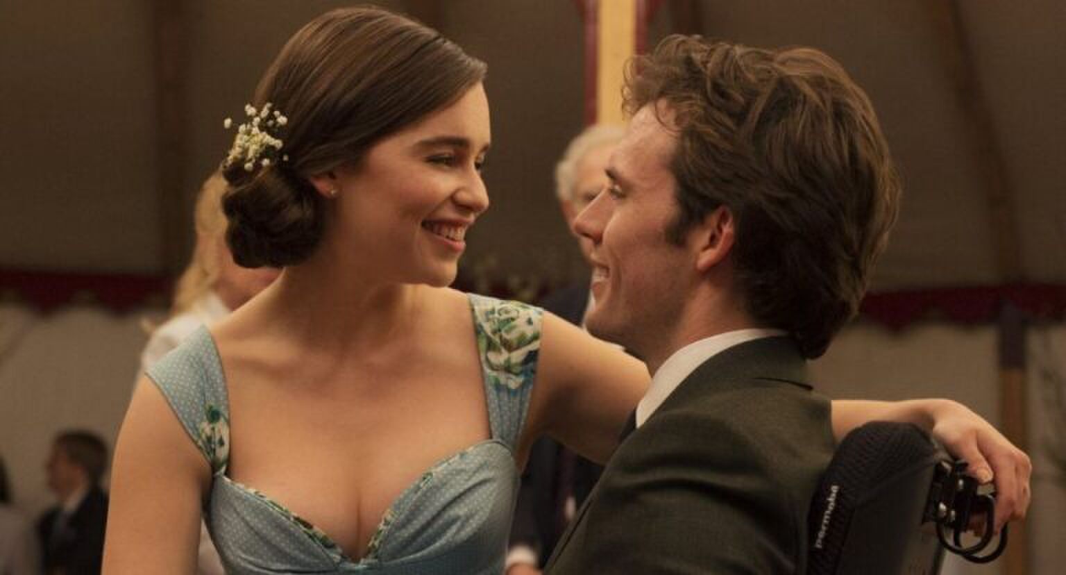 Sc&egrave;ne uit Me Before You waar Louisa op William zijn schoot zit.