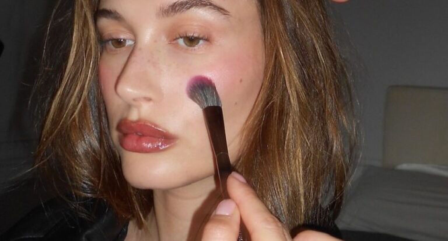 Vrouw doet haar make-up.