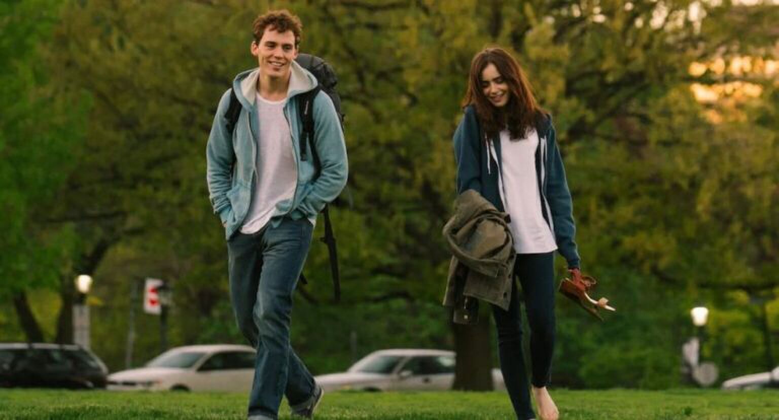 Een jongen en een meisje lopen pratend naast elkaar.