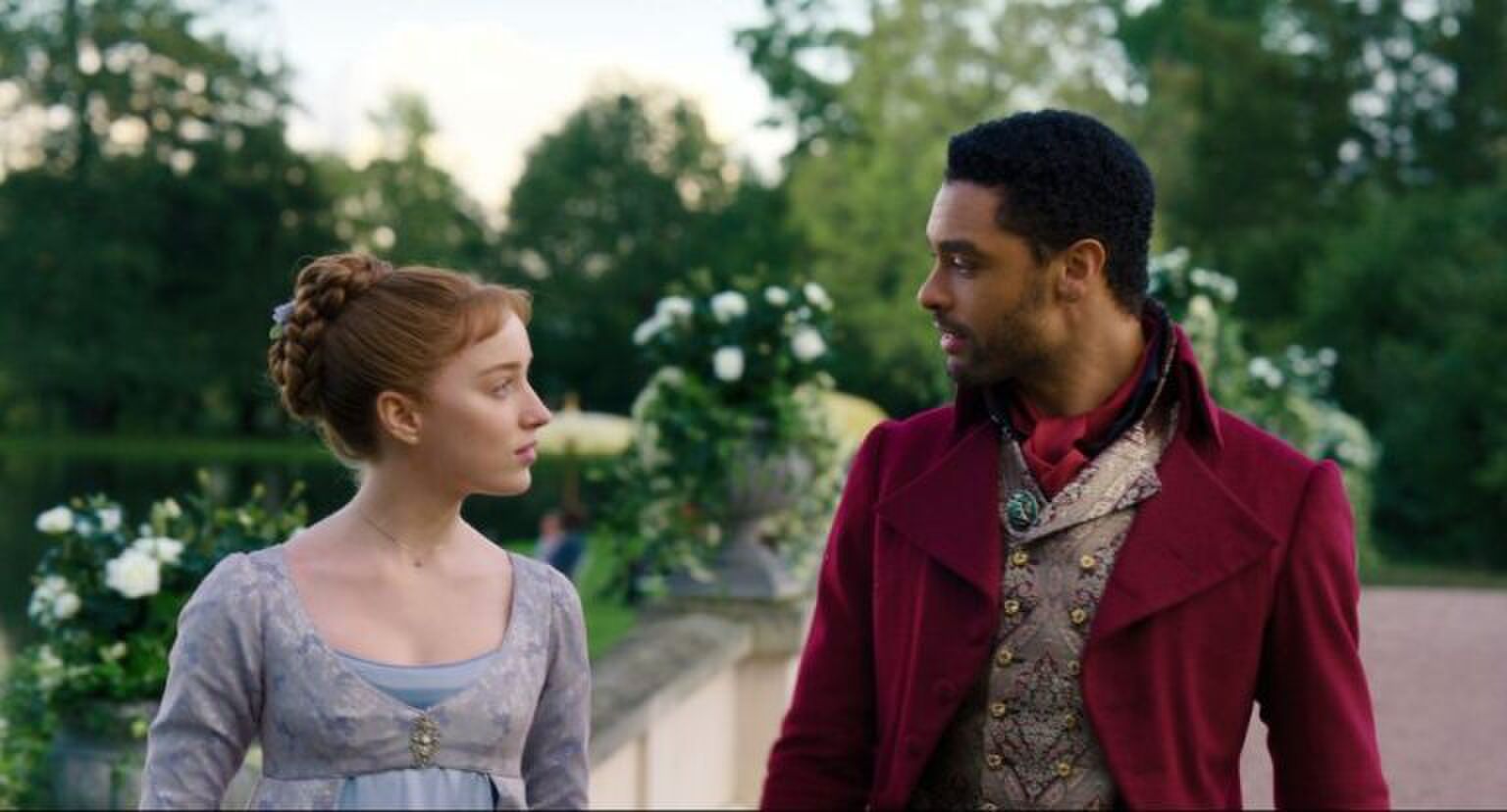 Sc&egrave;ne uit Bridgerton waar Daphne en Simon aan het wandelen zijn en elkaar aankijken.