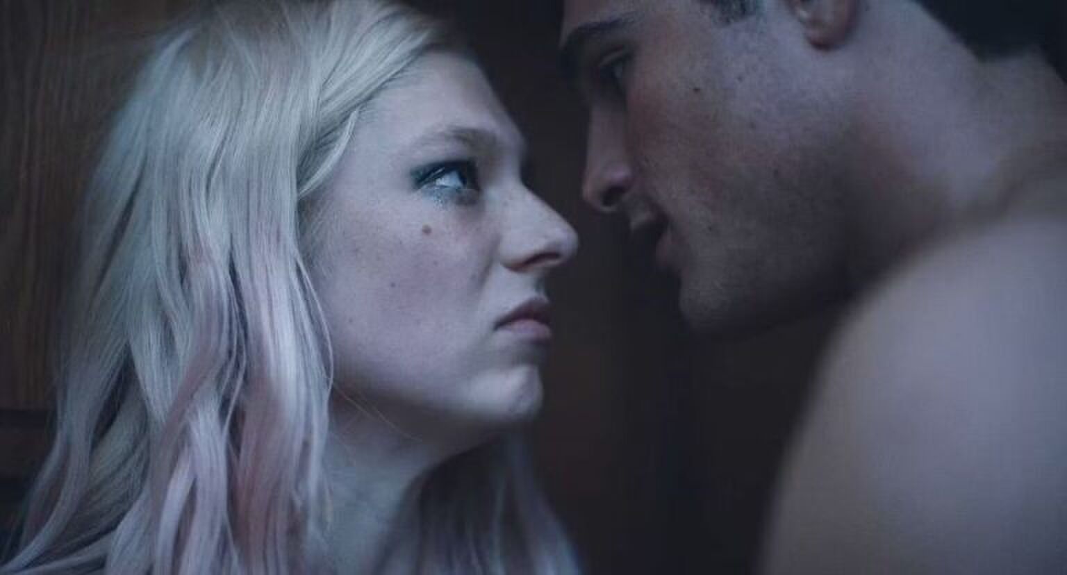 Sc&egrave;ne uit Euphoria waar Jules Nate boos aankijkt.