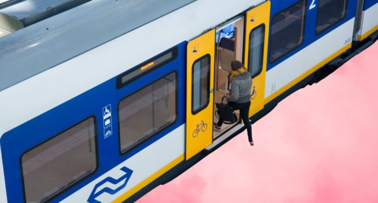Een vrouw stapt de trein in.