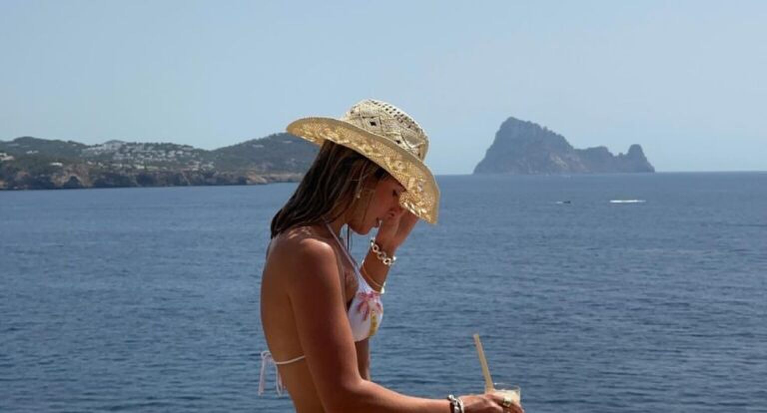 Meisje zit in de zon.