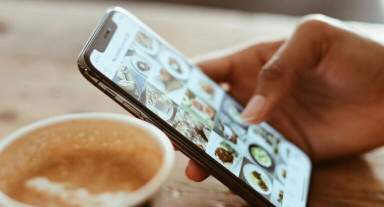 Iemand die op Instagram scrollt.