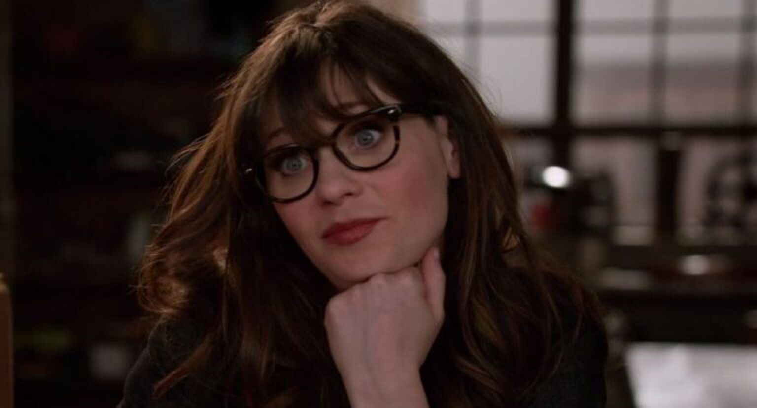 Vrouw met bril leunt op haar hand.