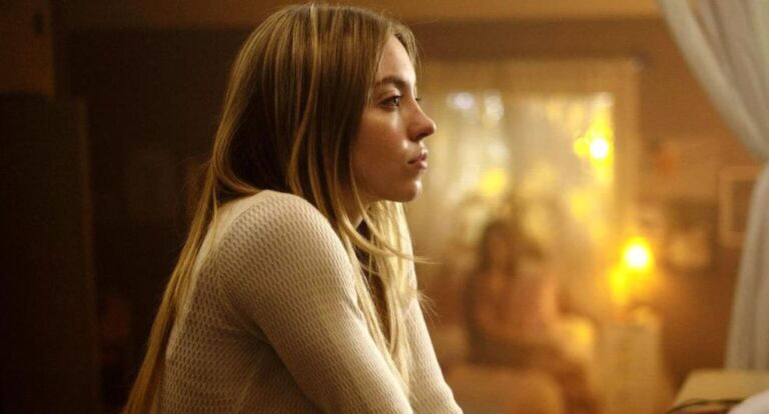 Meisje staart voor zich uit.