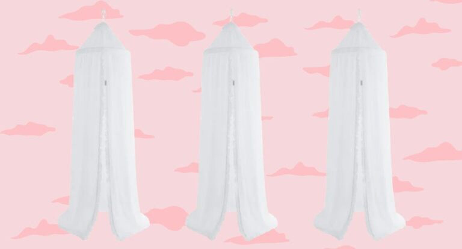 Drie klamboes op een rijtje met een roze achtergrond.