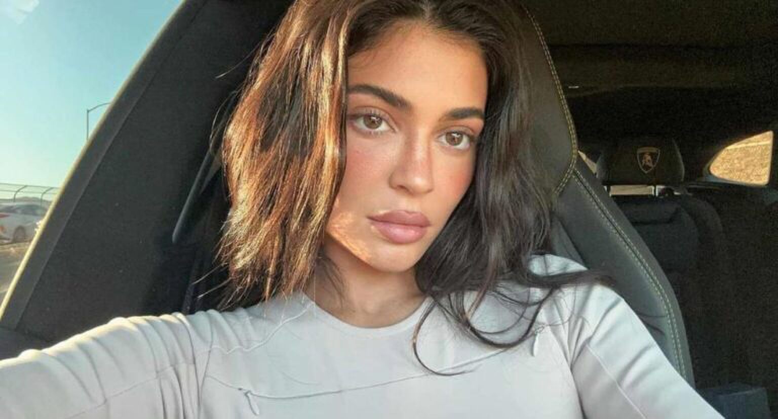 Een selfie van Kylie Jenner in de auto.