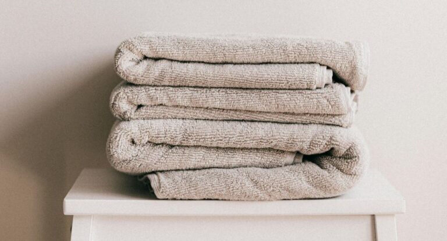 Een foto van een stapel handdoeken.