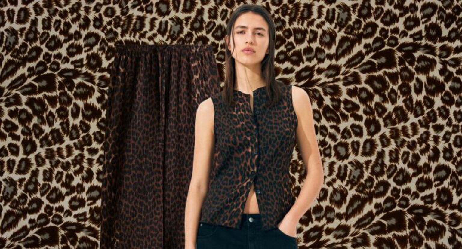 h&m model met luipaardprint setje, met luipaardprint achtergrond