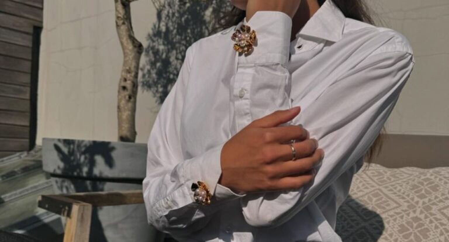 Een vrouw met manchetknopen op haar blouse.