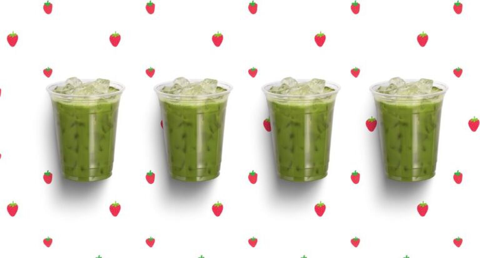 4 iced matcha's op een rijtje, op een aarbeien achtergrond.