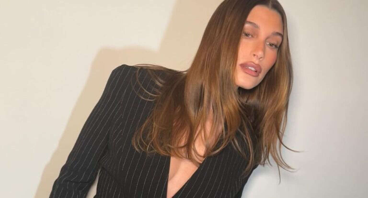 Hailey Bieber draagt een matte liplookje.