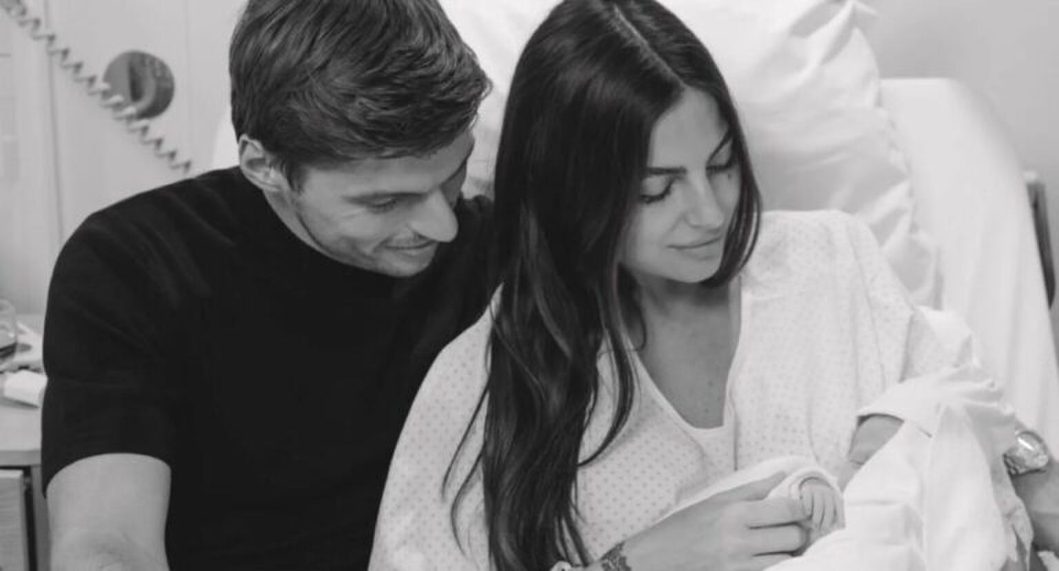 Max Verstappen en Kelly Piquet met hun pasgeboren dochter.