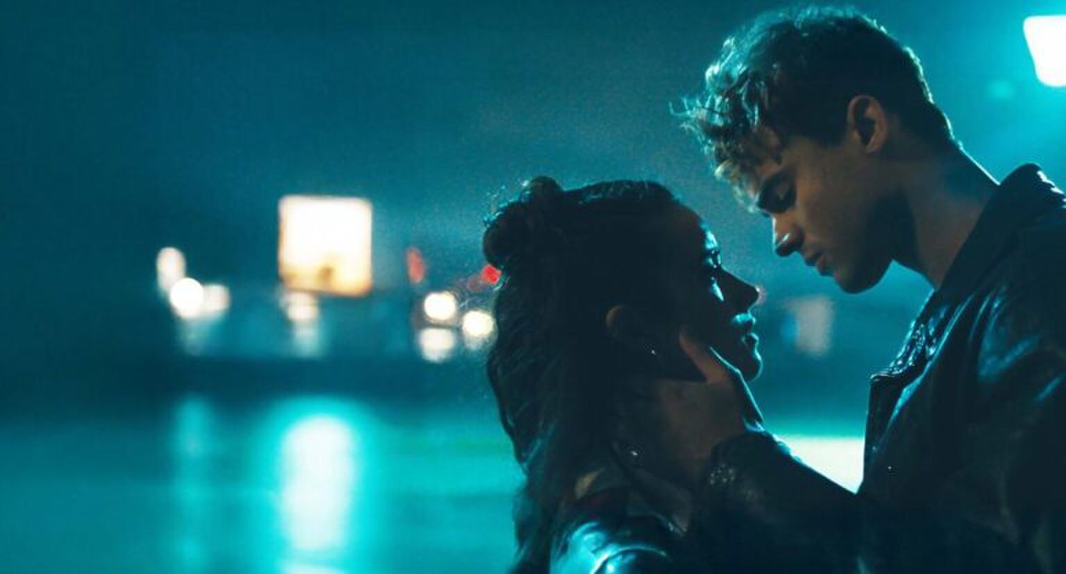 jongen en meisje die gaan zoenen in het donker