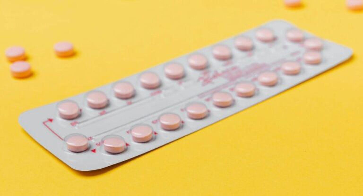 Strip van de pil op een gele achtergrond.