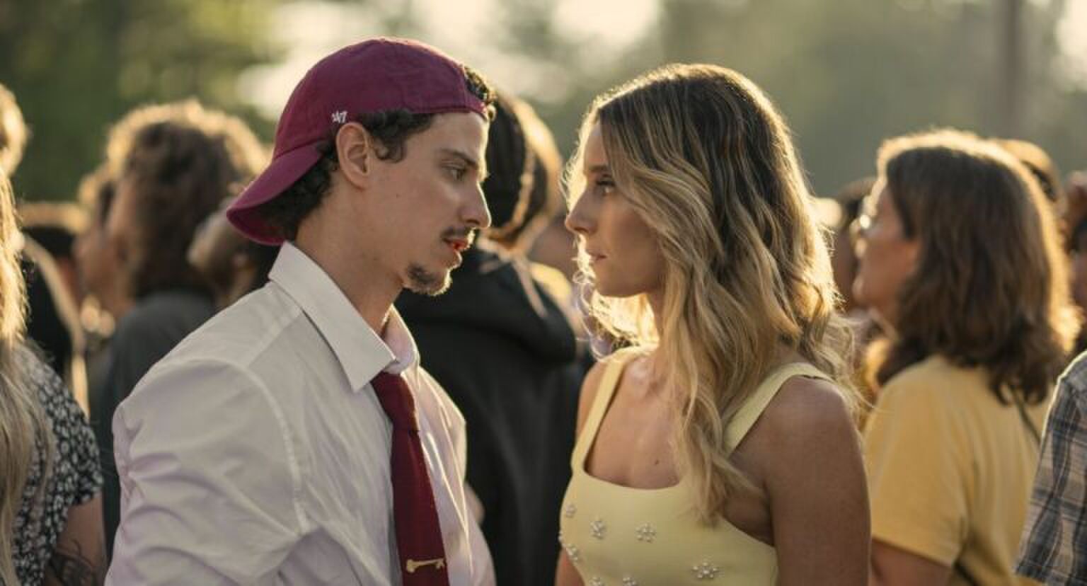 Een scene uit Overcompensating.