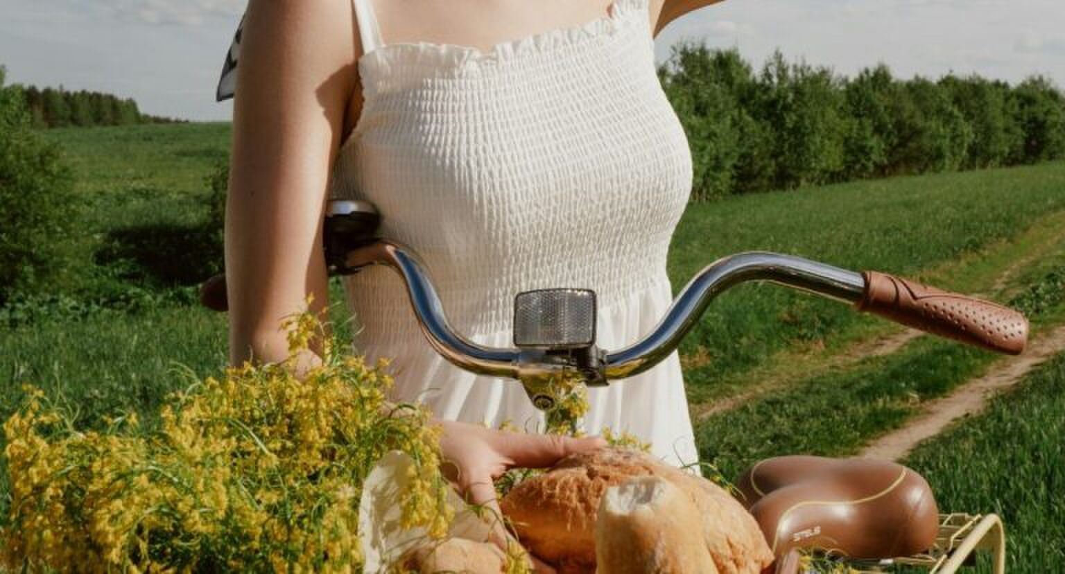 Een jonge vrouw op de fiets.