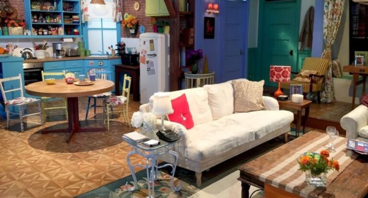 Rommelige maar gezellige huiskamer.