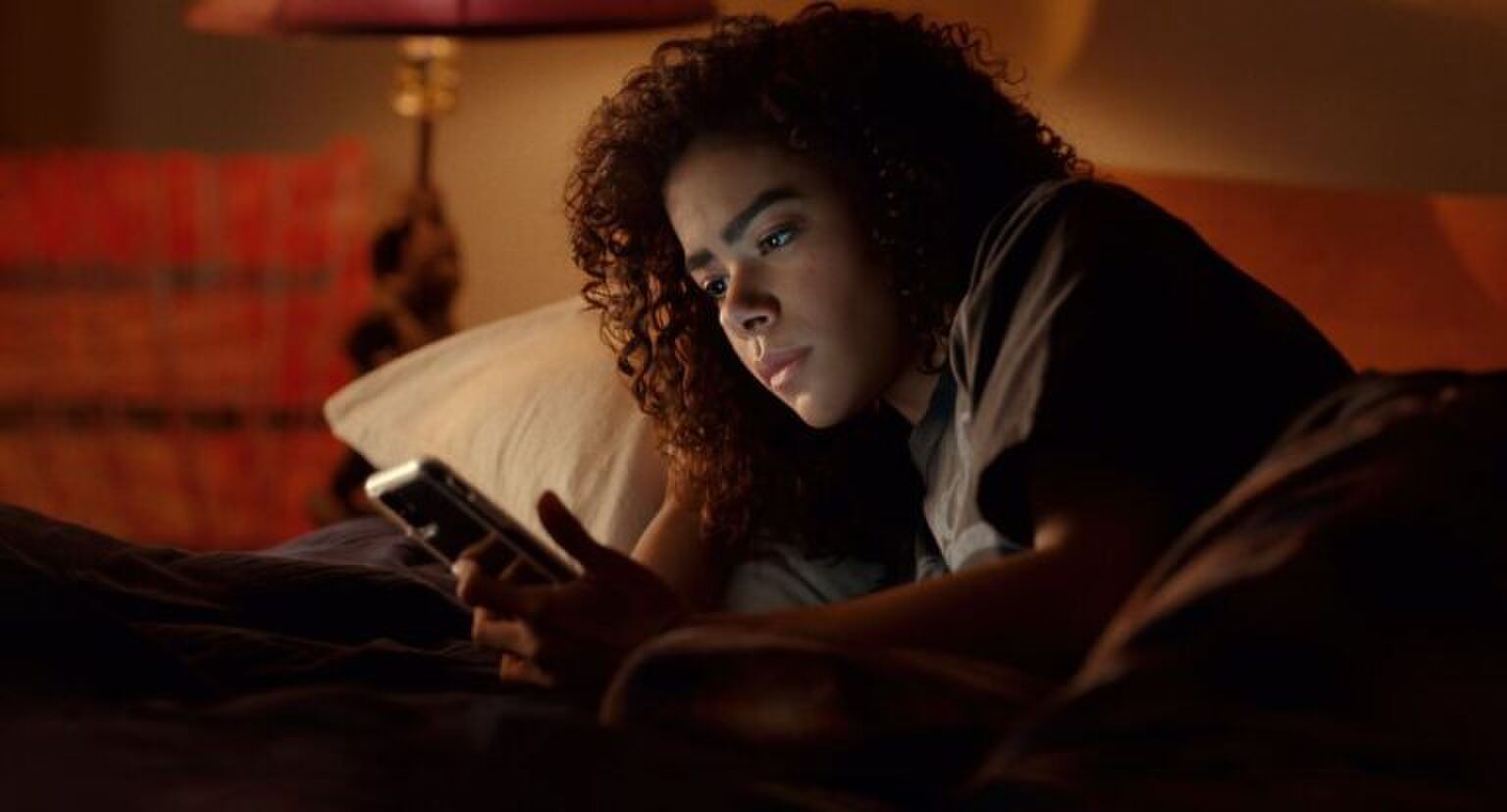 Meisje kijkt op haar telefoon.