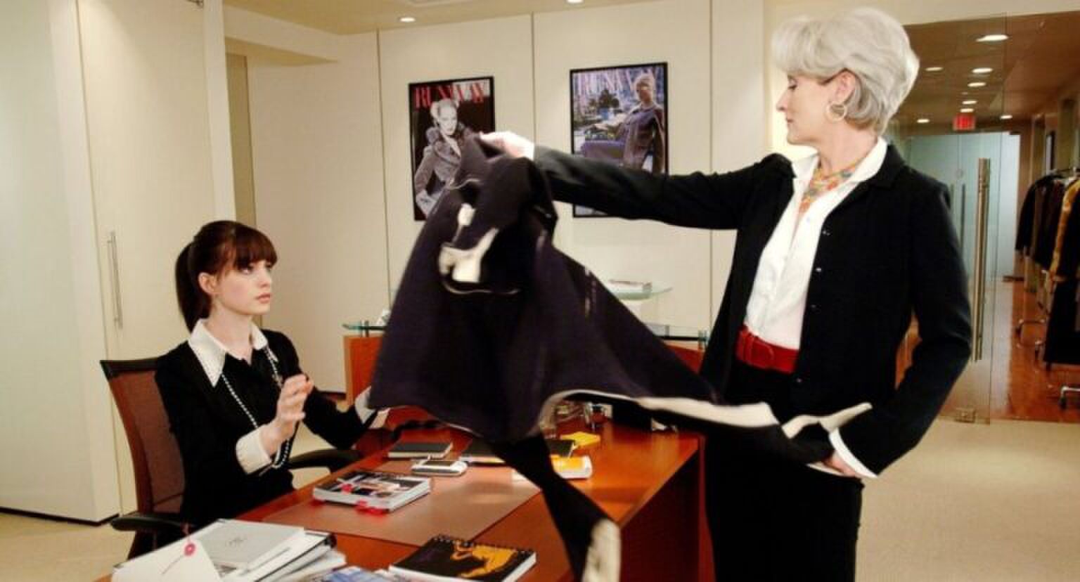 Sc&egrave;ne uit The Devil Wears Prada waarin Miranda Andy haar jas aangeeft.