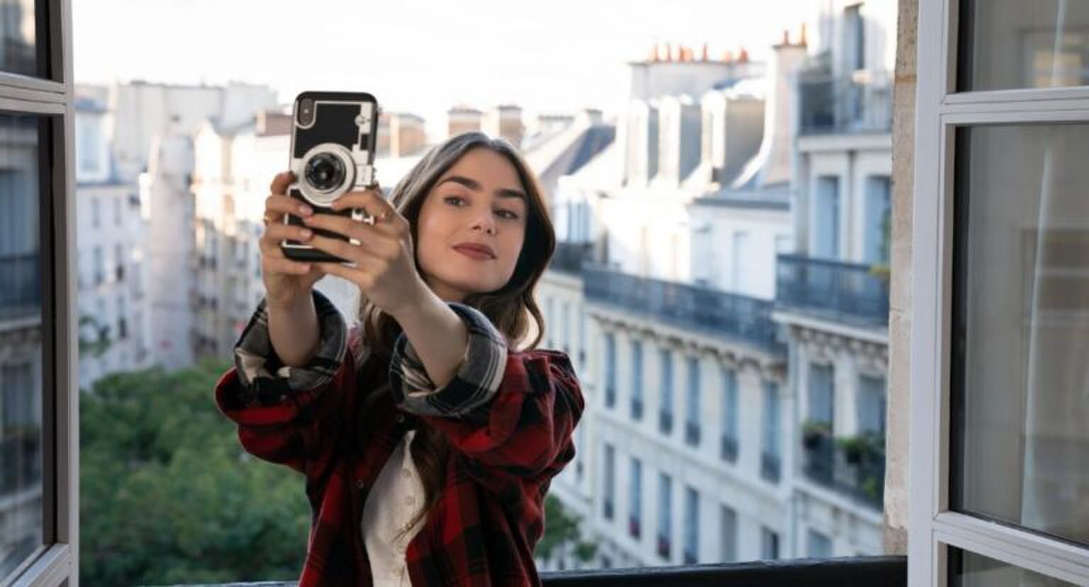 Sc&egrave;ne uit Emily in Paris waarin Emily een selfie maakt.