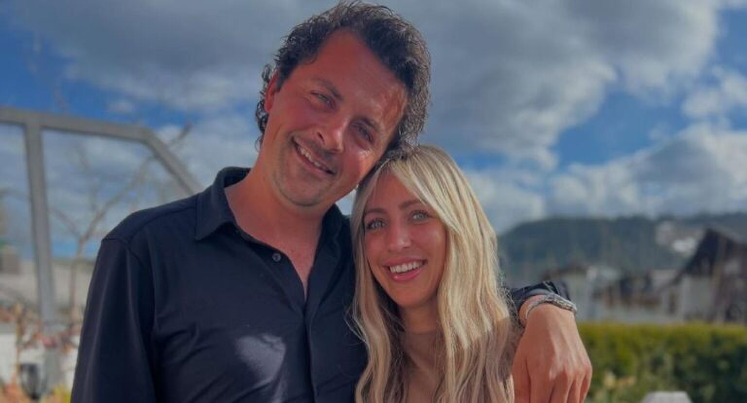 Mike en Denise staan samen op de foto.