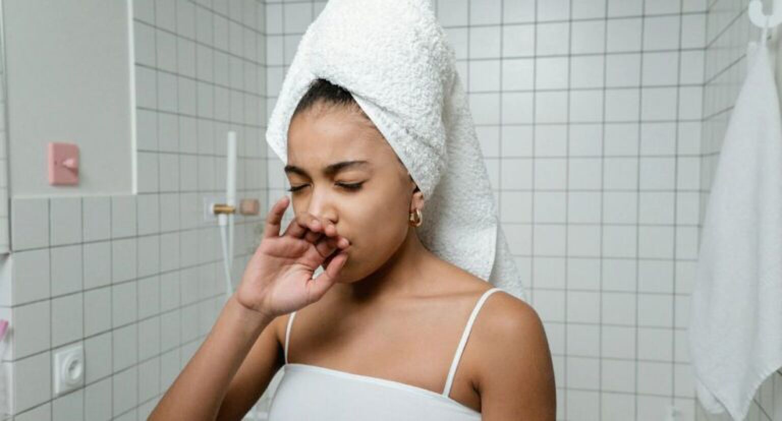 Een meisje die gaapt.