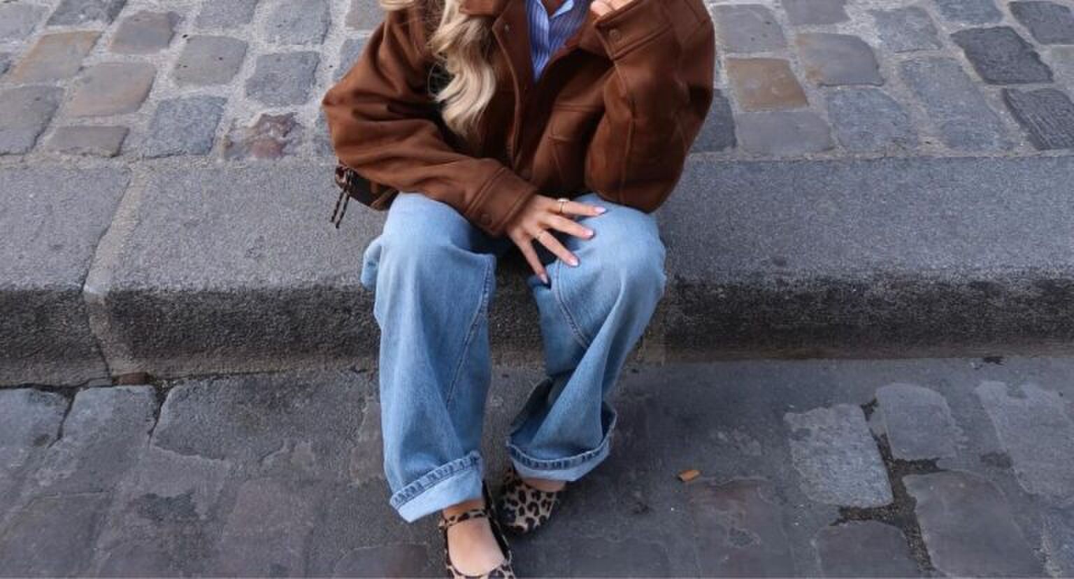 Meisje zit op een stoepje in een leuke outfit.