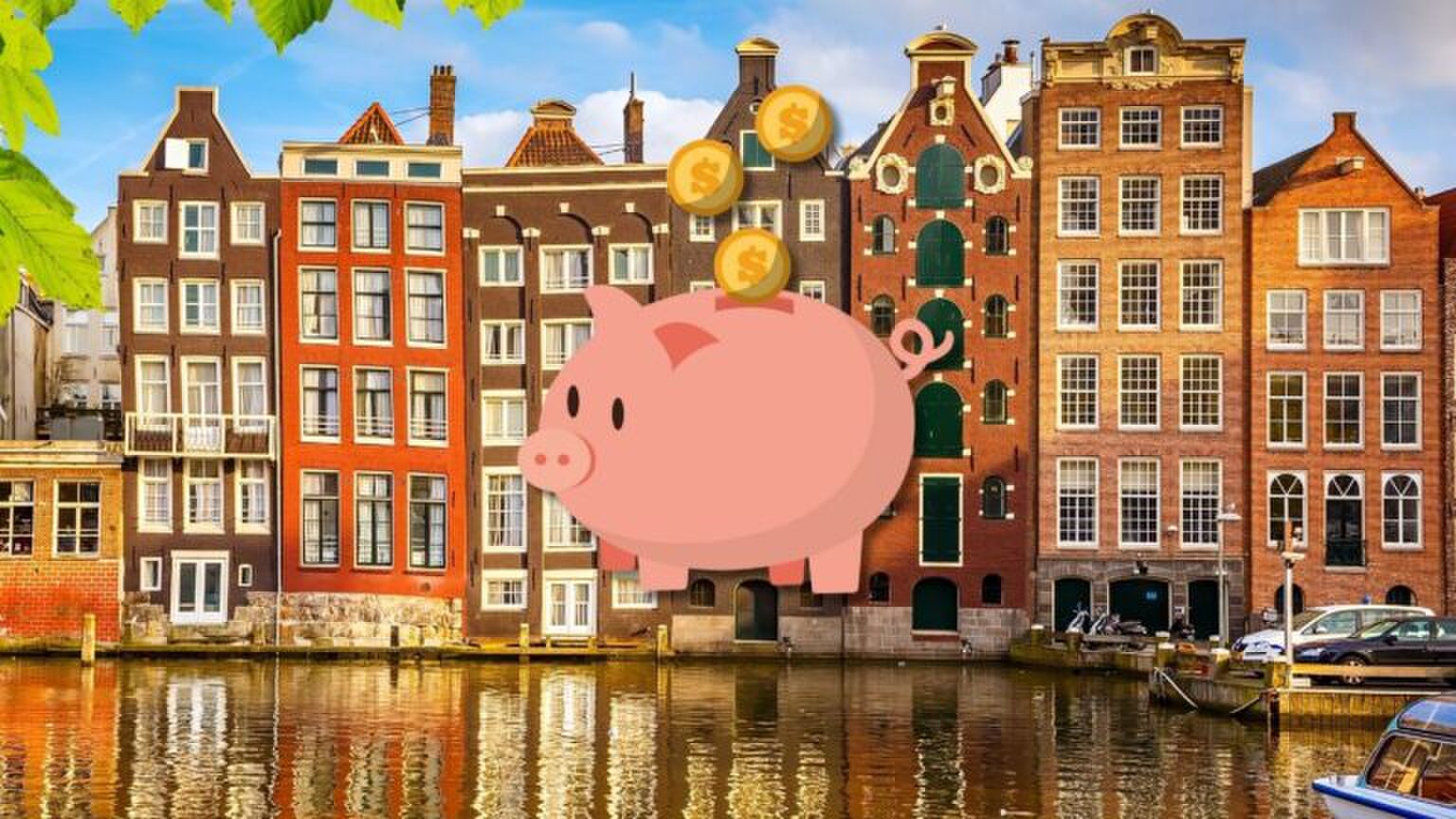 Een foto van Amsterdamse grachten met een spaarvarkentje geillustreerd.